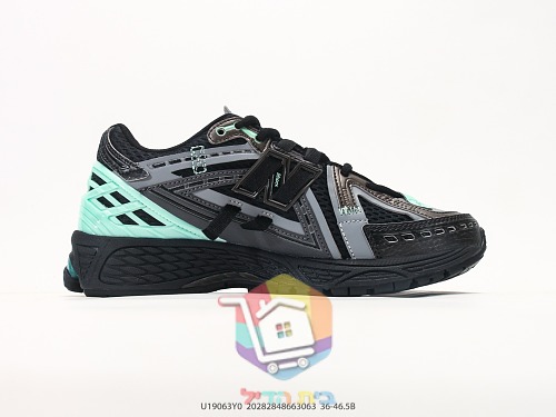 New Balance 1906R Sneaker in Schwarz mit dem N an der Seite 8