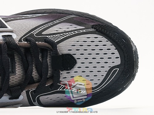 New Balance 1906R Laufschuhe in Schwarz mit silbernem N 3