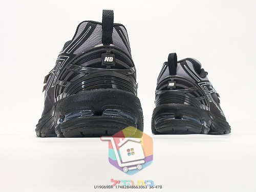 New Balance 1906R Laufschuhe in Schwarz mit silbernem N 5