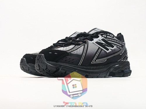 New Balance 1906R Laufschuhe in Schwarz mit silbernem N 6