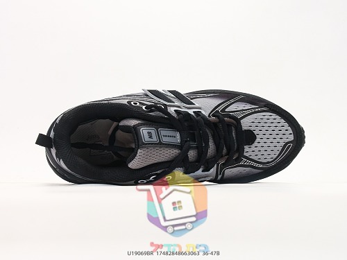 New Balance 1906R Laufschuhe in Schwarz mit silbernem N 8