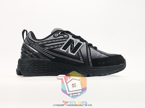 New Balance 1906R Laufschuhe in Schwarz mit silbernem N 9