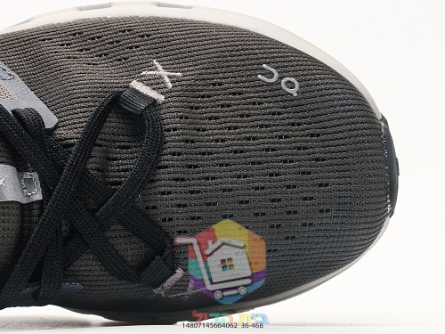 OC Laufschuhe aus Strick mit perforierter Sohle 3