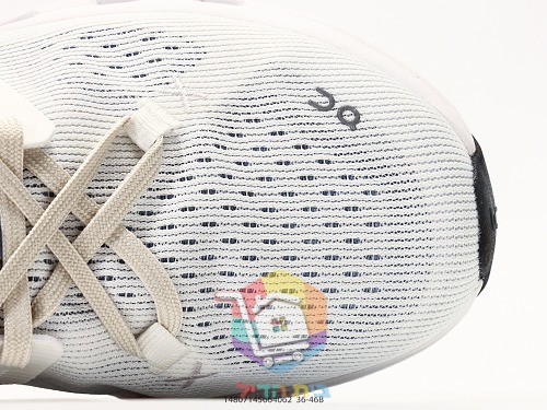 OC Laufschuhe aus Strick mit perforierter Sohle 9