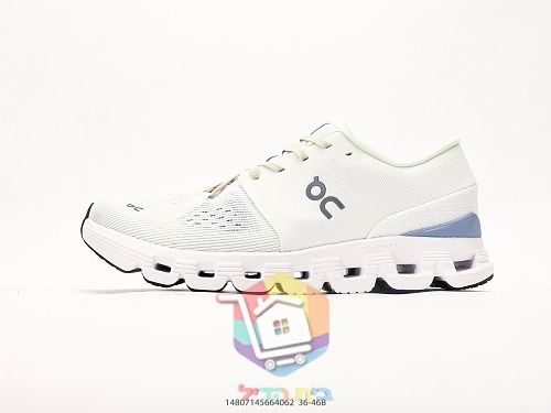 OC Laufschuhe aus Strick mit perforierter Sohle