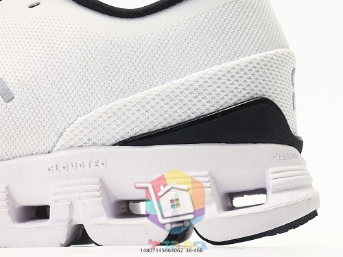 OC Laufschuhe aus Strick mit perforierter Sohle 18