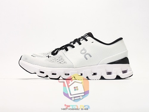 OC Laufschuhe aus Strick mit perforierter Sohle 24