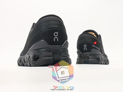 OC Laufschuhe aus Strick mit perforierter Sohle 35