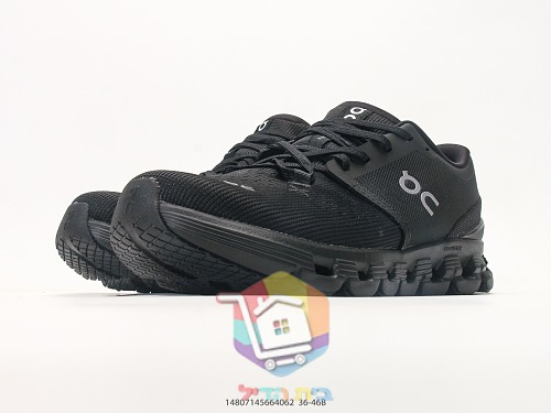 OC Laufschuhe aus Strick mit perforierter Sohle 36