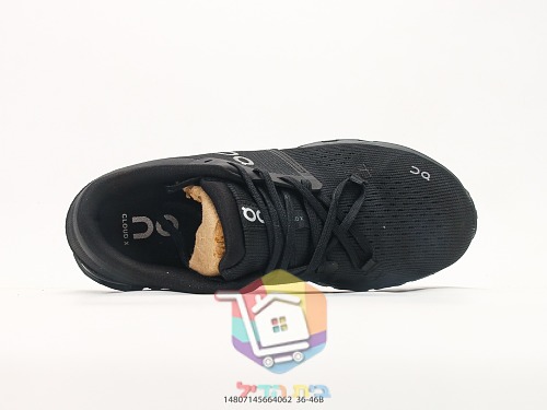 OC Laufschuhe aus Strick mit perforierter Sohle 38