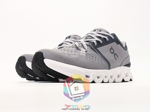 OC Laufschuhe aus Strick mit perforierter Sohle 44