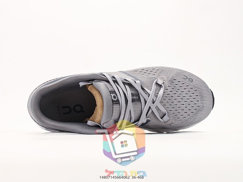 OC Laufschuhe aus Strick mit perforierter Sohle 46