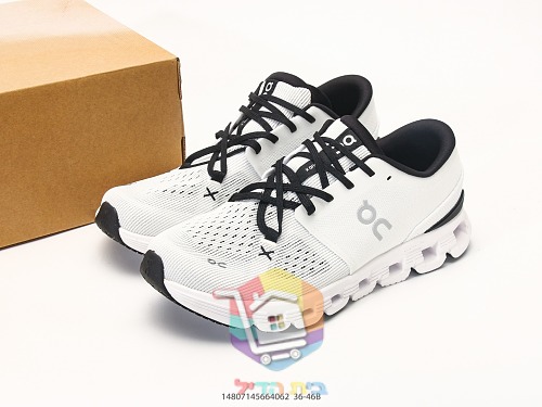 OC Laufschuhe aus Strick mit perforierter Sohle 50