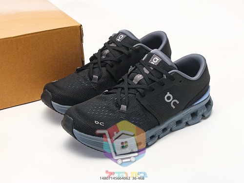 OC Laufschuhe aus Strick mit perforierter Sohle 51