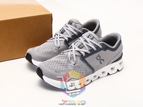 OC Laufschuhe aus Strick mit perforierter Sohle 53
