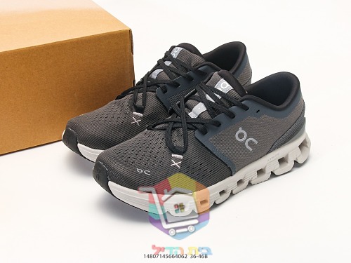 OC Laufschuhe aus Strick mit perforierter Sohle 54