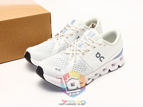 OC Laufschuhe aus Strick mit perforierter Sohle 55