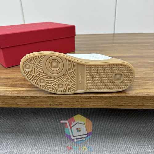 Sneaker VALENTINO mit erhabenem Logo an der Seite 17