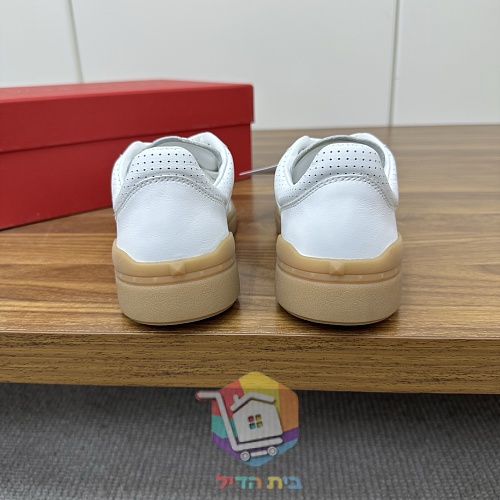 Sneaker VALENTINO mit erhabenem Logo an der Seite 18