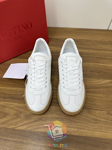 Sneaker VALENTINO mit erhabenem Logo an der Seite 24