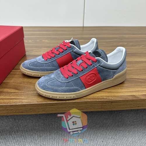 Sneaker VALENTINO mit erhabenem Logo an der Seite 27