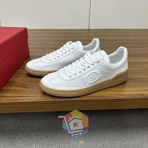 Sneaker VALENTINO mit erhabenem Logo an der Seite 28
