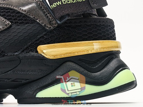 Sneaker New Balance 9060 in Schwarz mit lila Logo 3