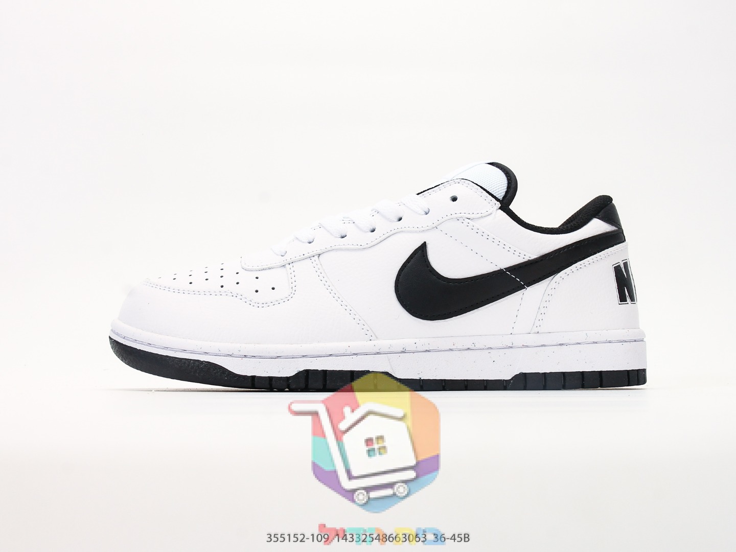 Nike Dunk Low in Schwarz und Weiß sowie Air Force 1 mit Blumen