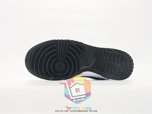 Nike Dunk Low in Schwarz und Weiß sowie Air Force 1 mit Blumen 7