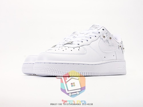 Nike Dunk Low in Schwarz und Weiß sowie Air Force 1 mit Blumen 16