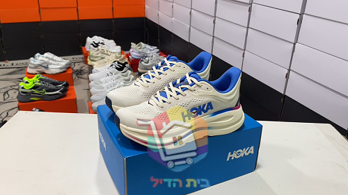 Laufschuhe HOKA mit dicker Dämpfung 11