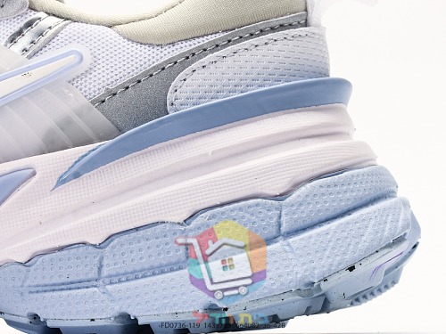 Laufschuhe Nike V2K Run in Weiß, Silber und Hellblau 3
