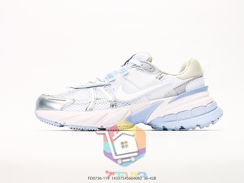 Laufschuhe Nike V2K Run in Weiß, Silber und Hellblau