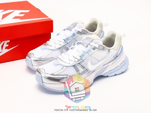 Laufschuhe Nike V2K Run in Weiß, Silber und Hellblau 10