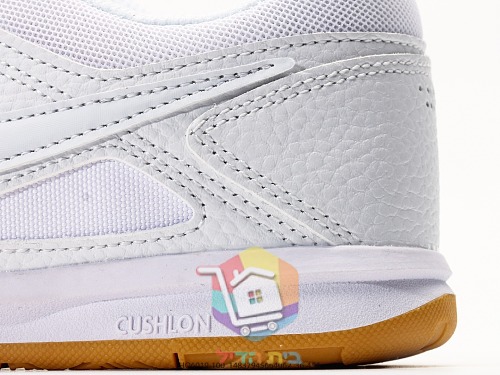 Sneaker Nike in Weiß mit karamellfarbener Sohle 3