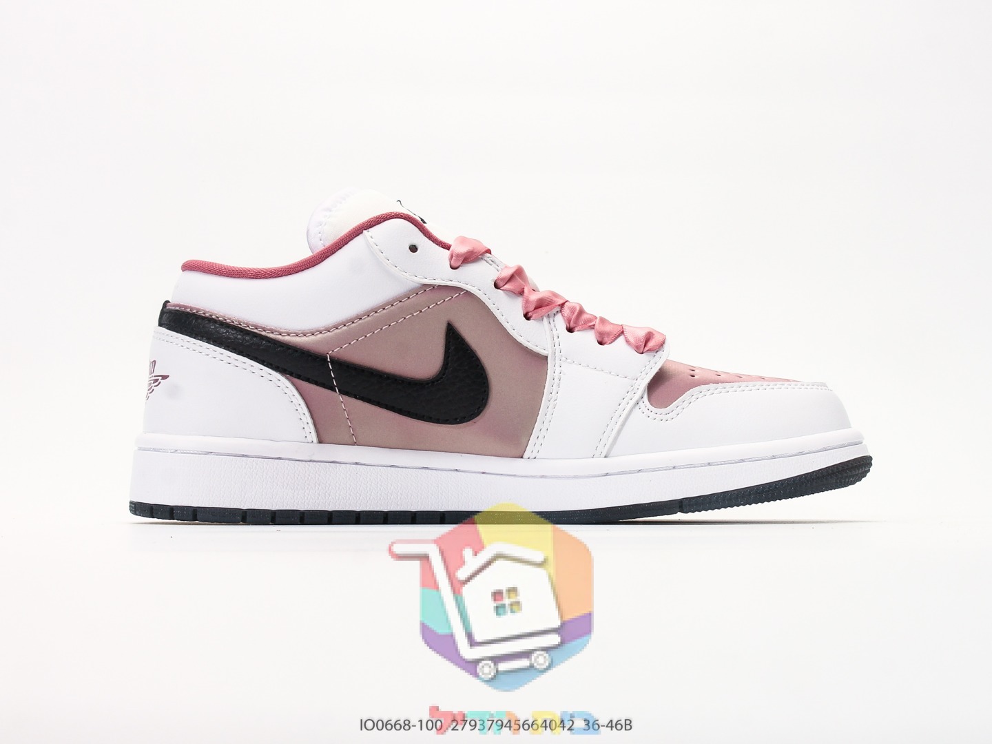 Air Jordan 1 Low in Rosa und Nike Air Force 1 auf schwarzer Sohle