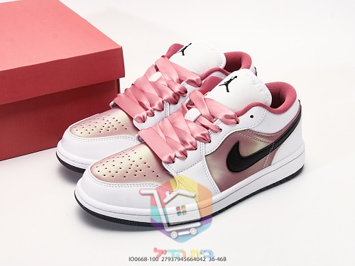 Air Jordan 1 Low in Rosa und Nike Air Force 1 auf schwarzer Sohle 2