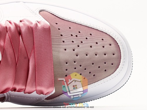 Air Jordan 1 Low in Rosa und Nike Air Force 1 auf schwarzer Sohle 3