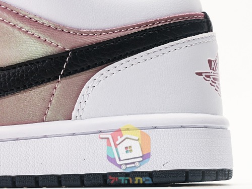 Air Jordan 1 Low in Rosa und Nike Air Force 1 auf schwarzer Sohle 4