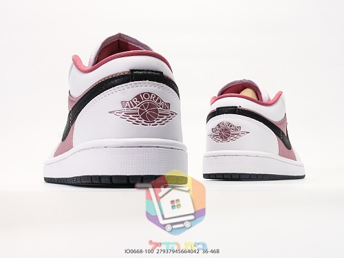 Air Jordan 1 Low in Rosa und Nike Air Force 1 auf schwarzer Sohle 5