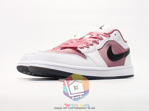 Air Jordan 1 Low in Rosa und Nike Air Force 1 auf schwarzer Sohle 6