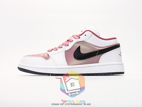Air Jordan 1 Low in Rosa und Nike Air Force 1 auf schwarzer Sohle 10