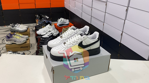Air Jordan 1 Low in Rosa und Nike Air Force 1 auf schwarzer Sohle 11