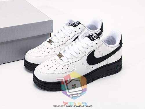 Air Jordan 1 Low in Rosa und Nike Air Force 1 auf schwarzer Sohle 12