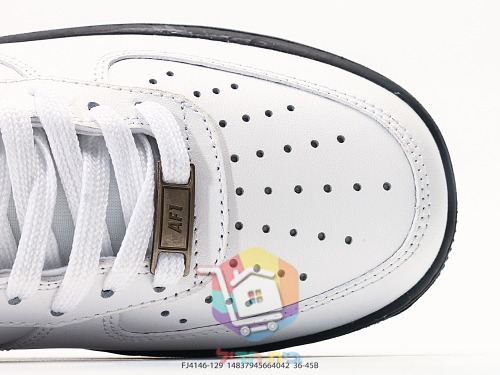 Air Jordan 1 Low in Rosa und Nike Air Force 1 auf schwarzer Sohle 13