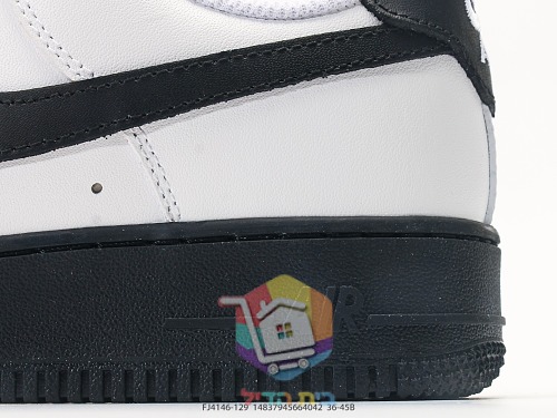 Air Jordan 1 Low in Rosa und Nike Air Force 1 auf schwarzer Sohle 14