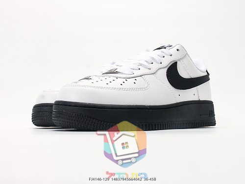 Air Jordan 1 Low in Rosa und Nike Air Force 1 auf schwarzer Sohle 16