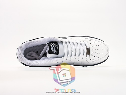 Air Jordan 1 Low in Rosa und Nike Air Force 1 auf schwarzer Sohle 18