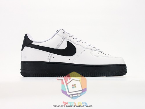 Air Jordan 1 Low in Rosa und Nike Air Force 1 auf schwarzer Sohle 19