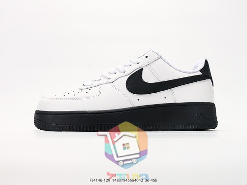 Air Jordan 1 Low in Rosa und Nike Air Force 1 auf schwarzer Sohle 20